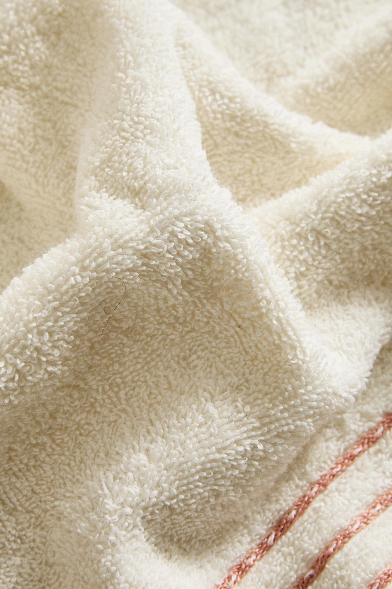 BATH TOWEL WITH CONTRASTING PIPING