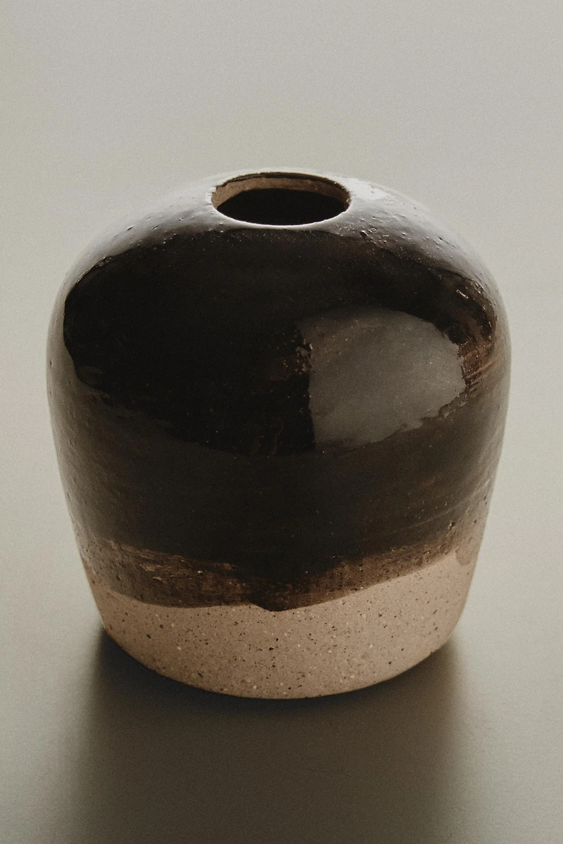 SMALL ROUND STONEWARE VASE