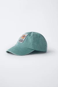 CASQUETTE EFFET DÉLAVÉ AVEC PIÈCE