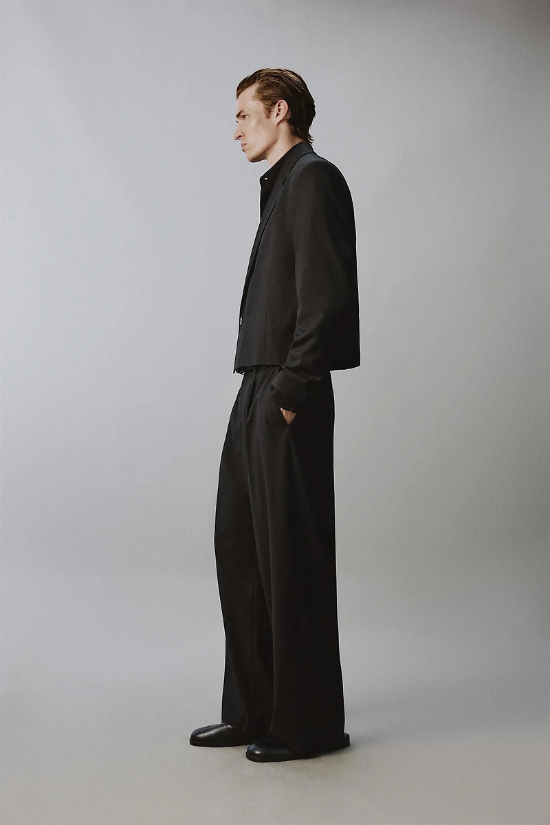 RELAXED FIT PLEATED SUIT PANTS