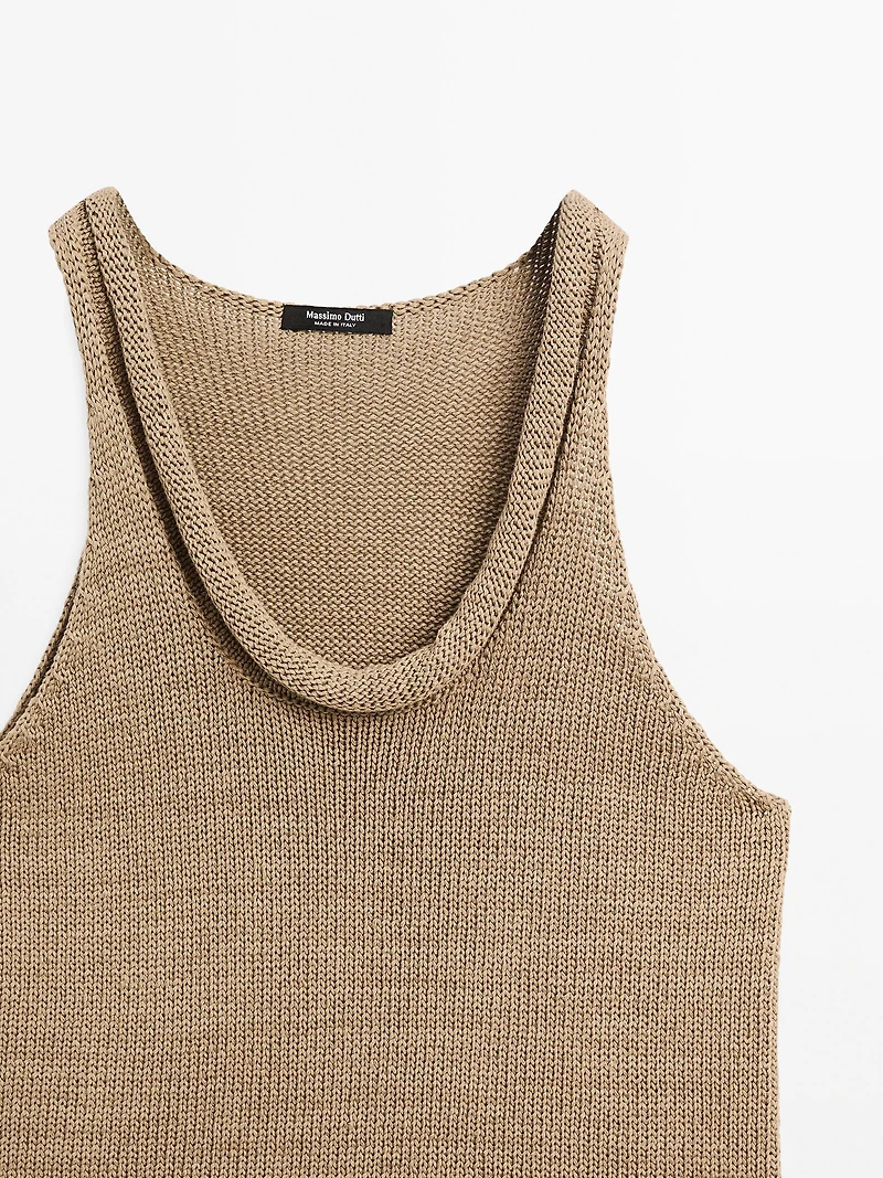 Crop top with neck detail