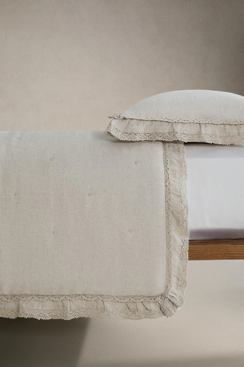 LINEN QUILT WITH A LACE TRIM