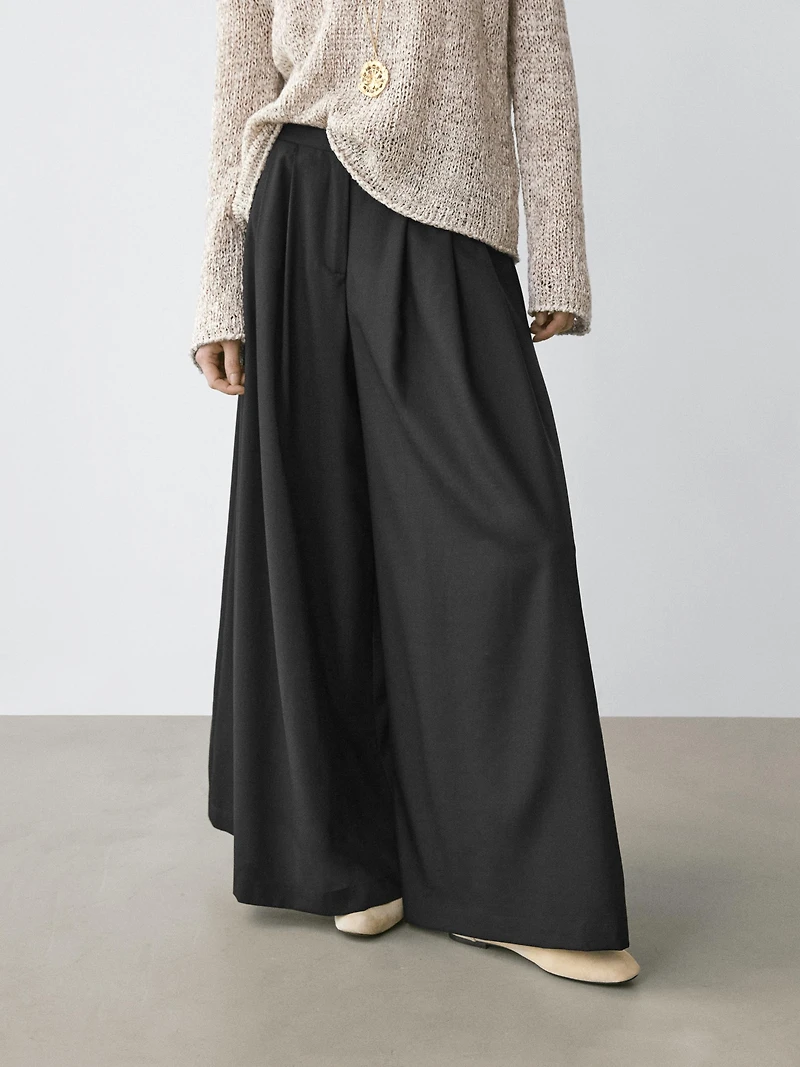 Flowing trousers with darts