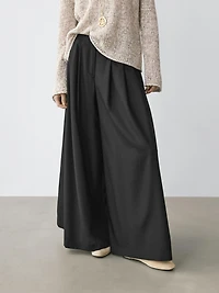 Flowing trousers with darts