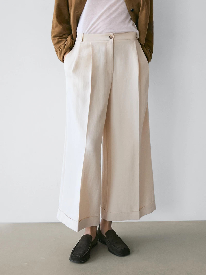 Flowing trousers with turn-up hems