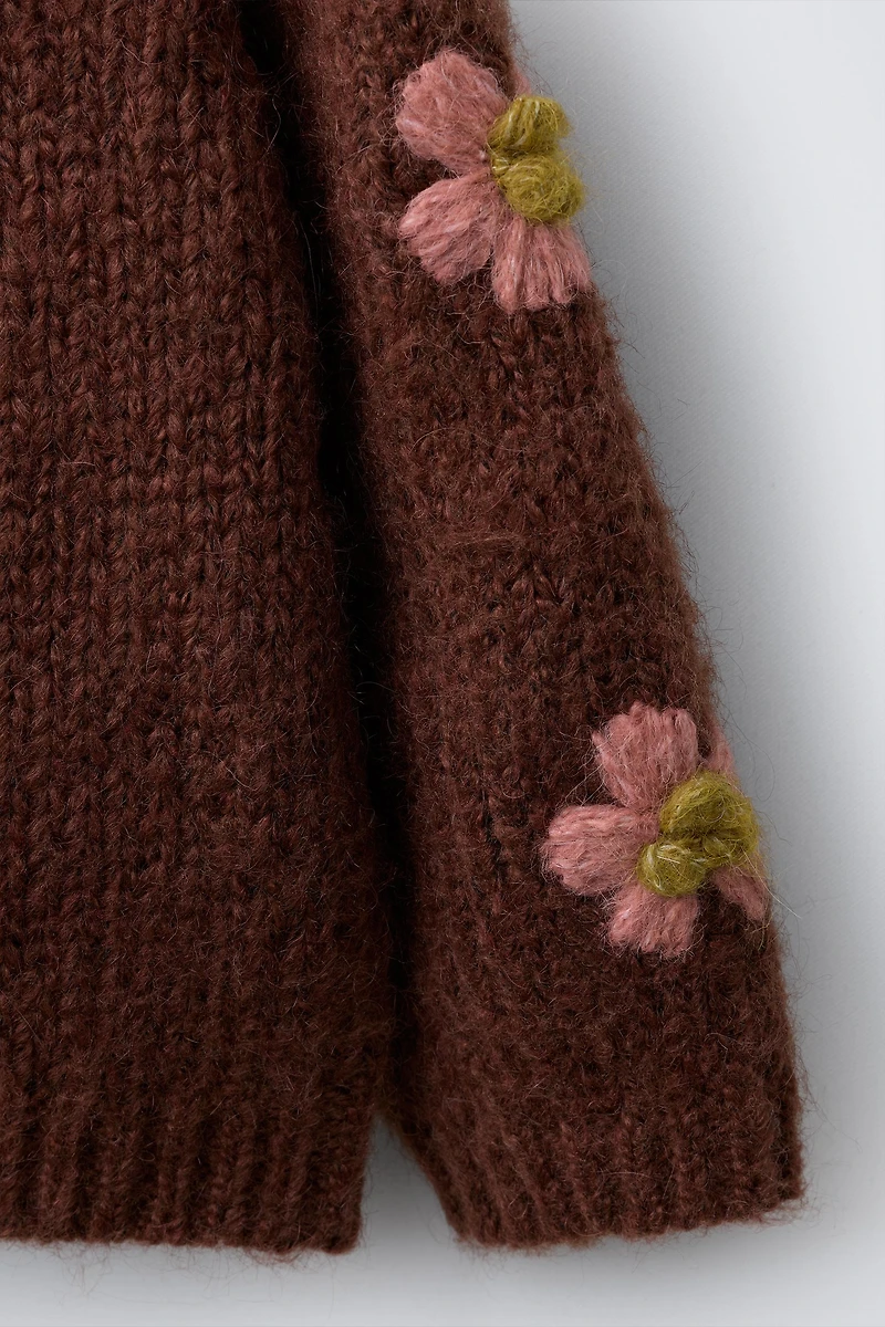 GILET EN MAILLE À FLEURS BRODÉES