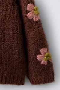 GILET EN MAILLE À FLEURS BRODÉES