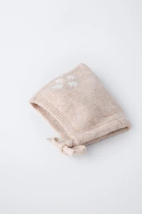 BONNET EN MAILLE À FLEURS BRODÉES