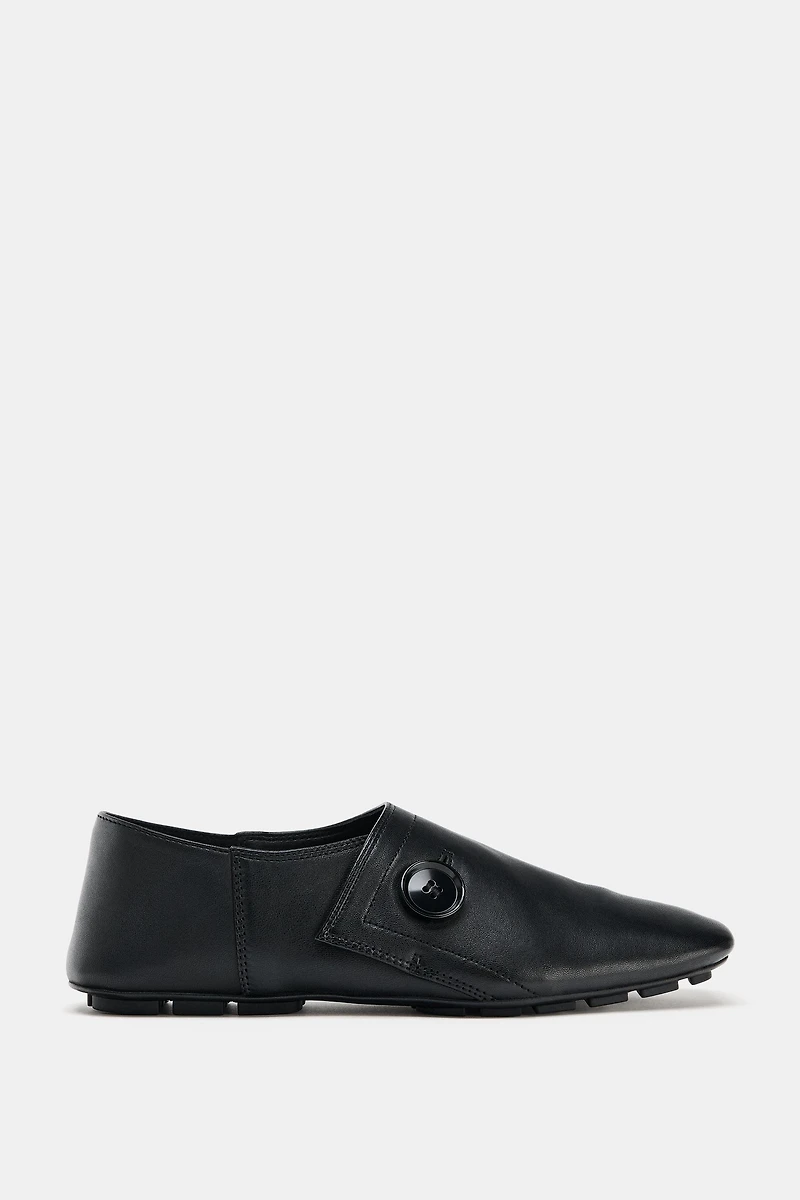 CHAUSSURES PLATES EN CUIR À BOUTON