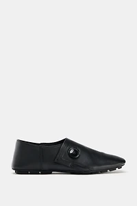 CHAUSSURES PLATES EN CUIR À BOUTON