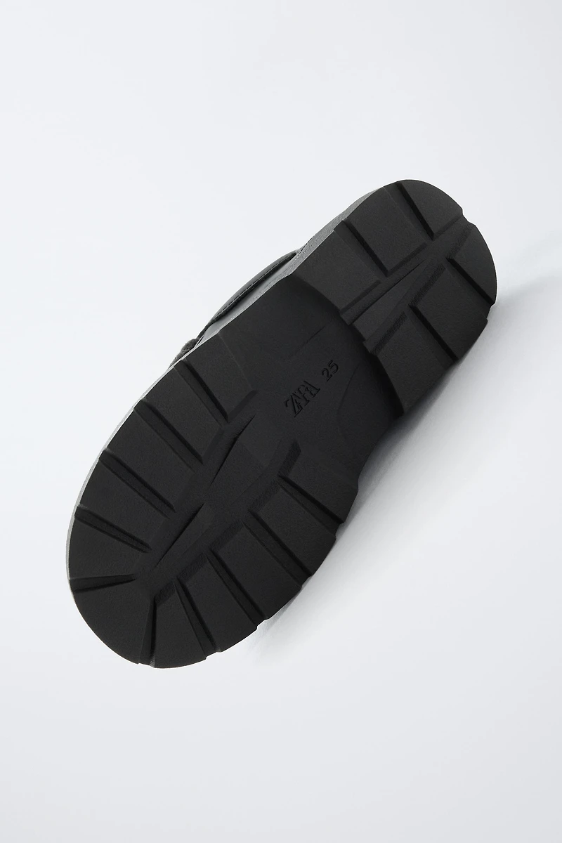 CHAUSSURES À BORD LARGE AVEC LISERÉ