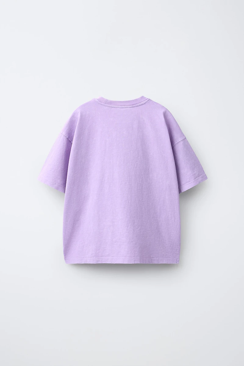 T-SHIRT À INSCRIPTION EN RELIEF