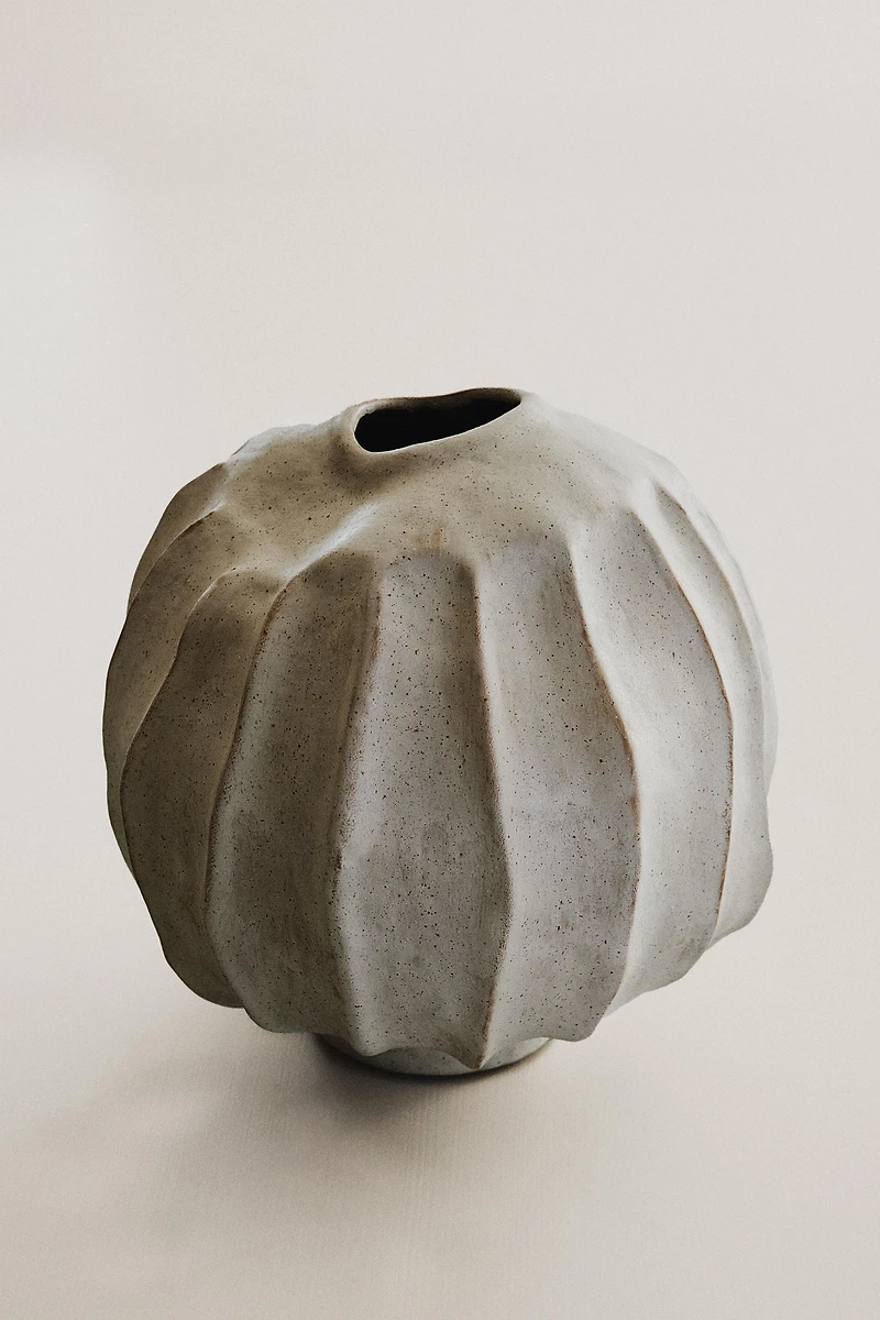 ROUND DECORATIVE CERAMIC VASE