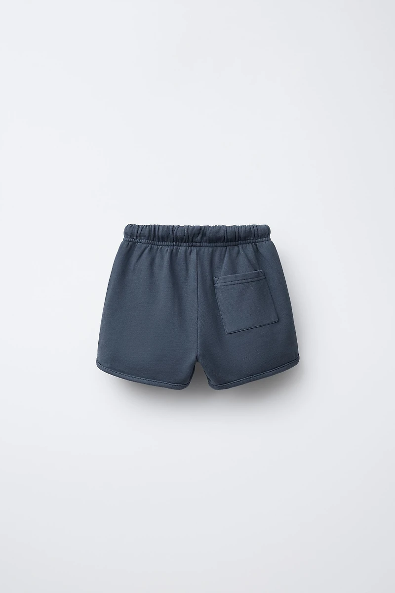 STRAIGHT GARMENT DYE LABEL PLUSH SHORTS