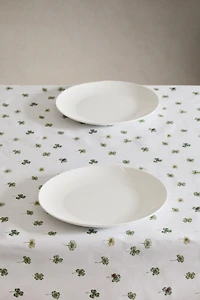 RESIN-COATED CLOVER TABLECLOTH