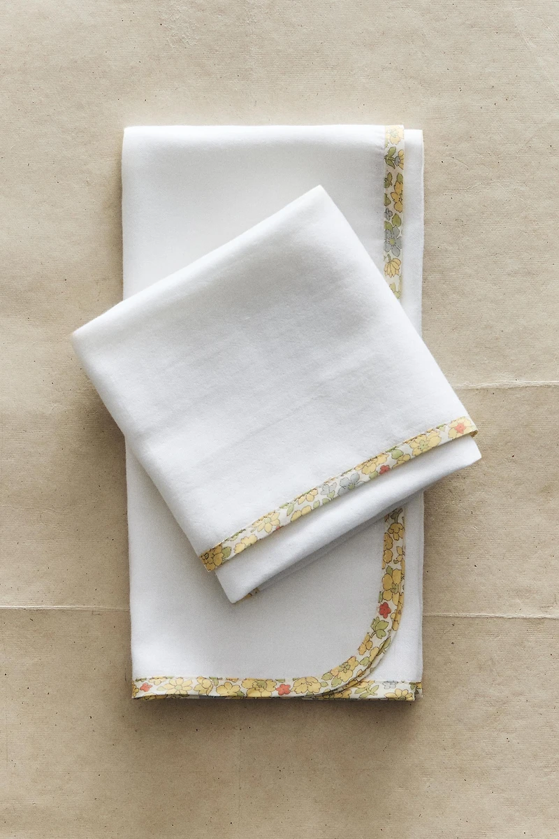 SET OF CHILDREN'S MUSLIN CLOTHS WITH FLORAL PIPING