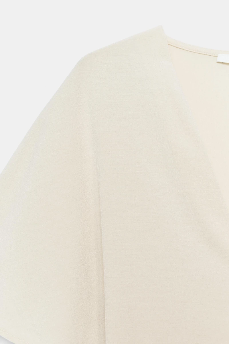 FLOWY V-NECK TOP