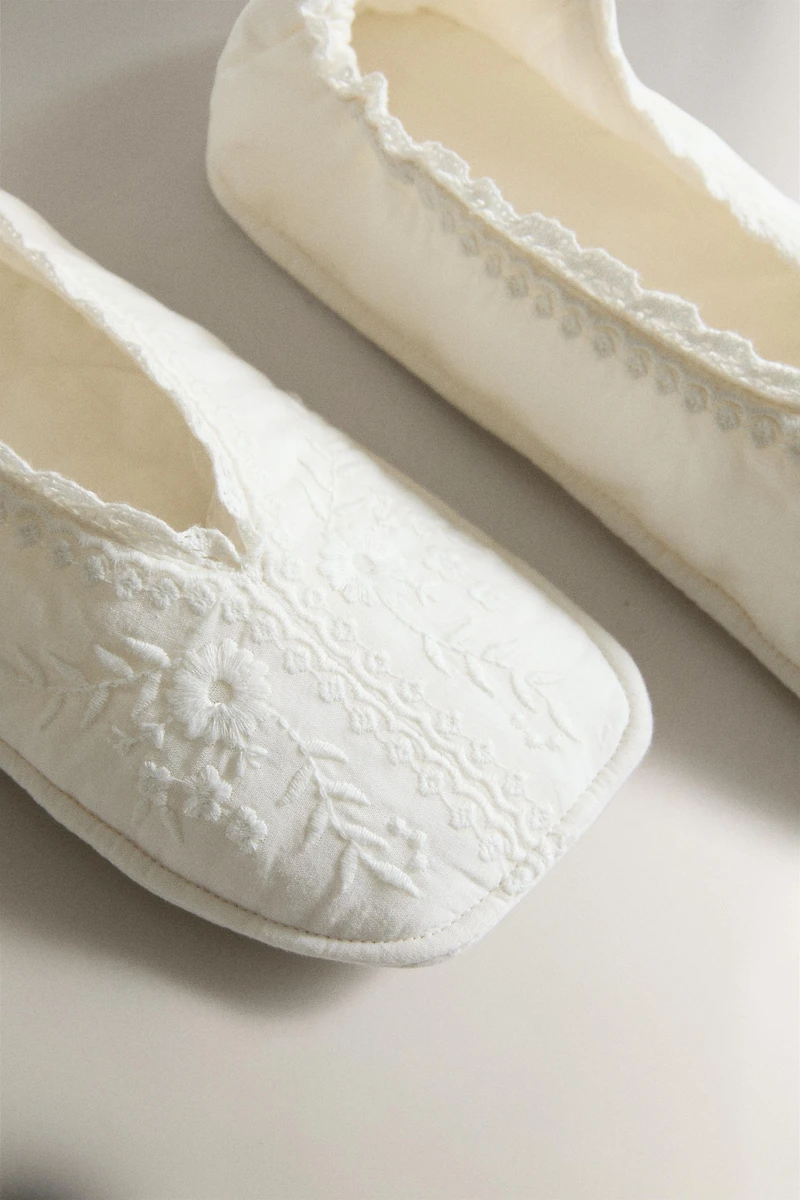 FOLDABLE LACE SLIPPERS