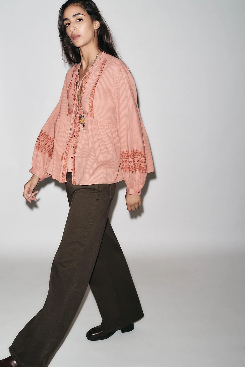 BLOUSE BRODERIES CONTRASTE