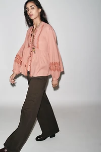 BLOUSE BRODERIES CONTRASTE