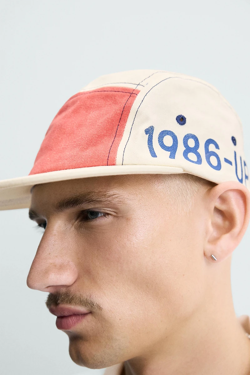 CONTRASTING FLAT BRIM CAP