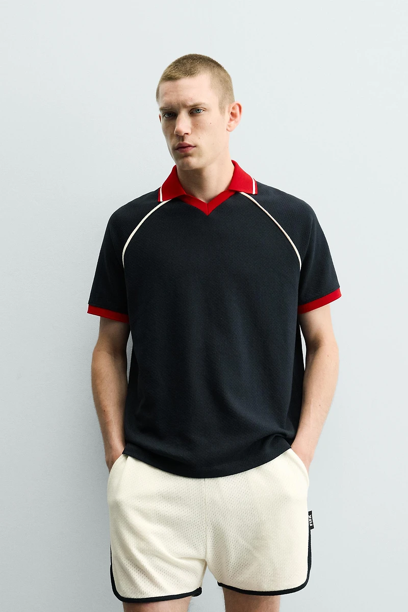 POLO STRUCTURÉ À LISERÉS CONTRASTANTS