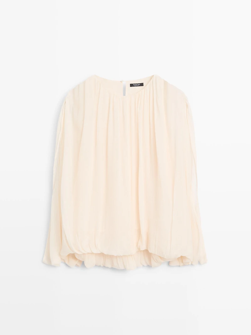 Voluminous flowing blouse