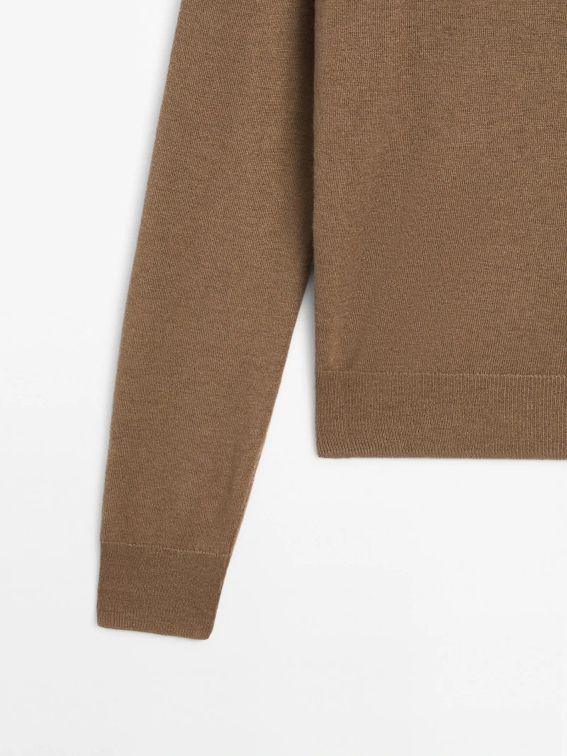 Wool blend knit sweater with crew neck