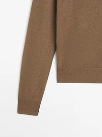 Wool blend knit sweater with crew neck