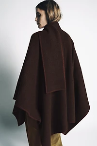 CAPE EN MAILLE AVEC ÉCHARPE ET FIL EN CONTRASTE