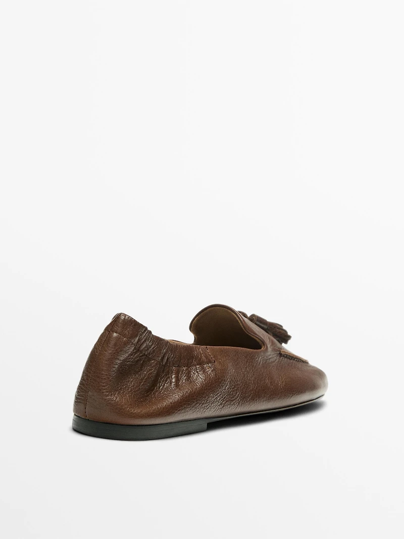 Mocassin en cuir à pompons