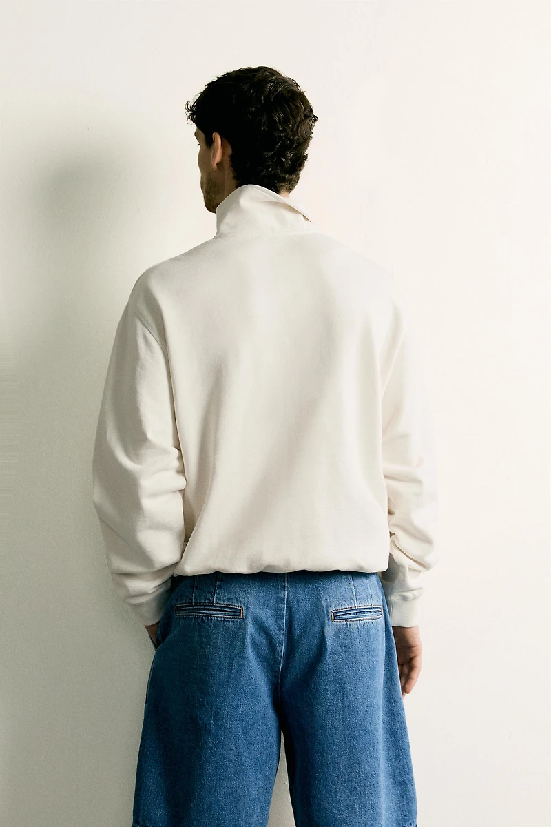 CONTRAST QUARTER-ZIP SWEATSHIRT