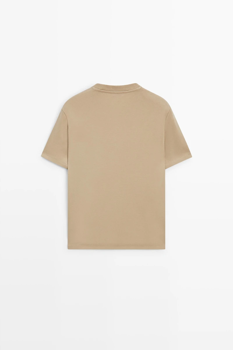 Regular fit short sleeve T-shirt.