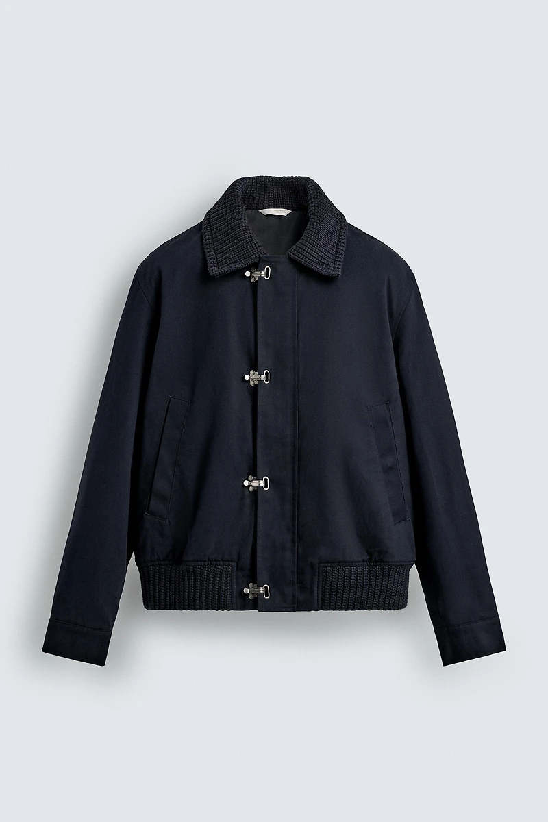 CONTRASTING COLLAR TOGGLE JACKET