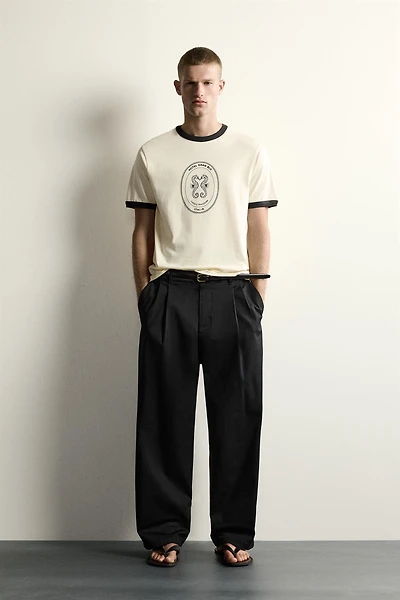 T-SHIRT BASIQUE À LISERÉ CONTRASTANT