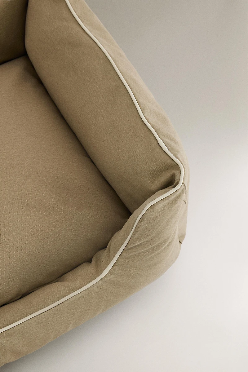 PET BED WITH PIPING
