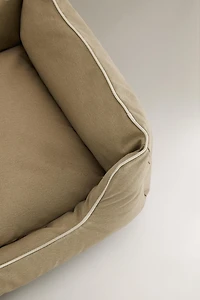 PET BED WITH PIPING