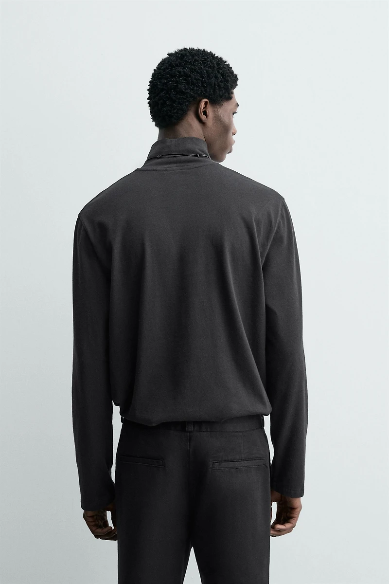 T-SHIRT À COL CHEMINÉE