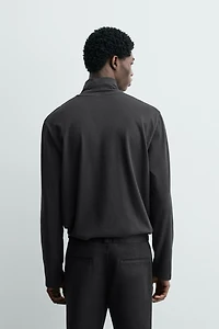 T-SHIRT À COL CHEMINÉE