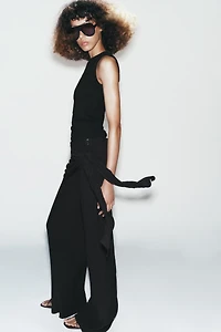 SLEEVELESS T-SHIRT