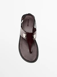 Sandales plates boutons