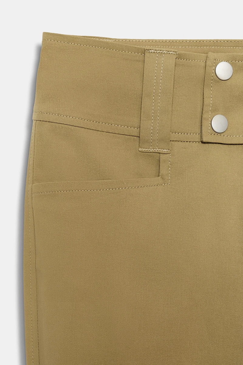 BUCKLED CAPRI PANTS