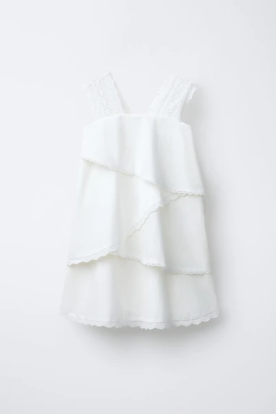 ROBE À CAPES ROMANTIQUE BRODÉE