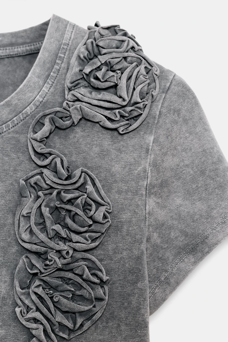 T-SHIRT LAVÉ FLEUR EN RELIEF