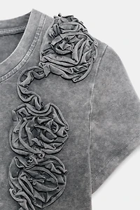 T-SHIRT LAVÉ FLEUR EN RELIEF