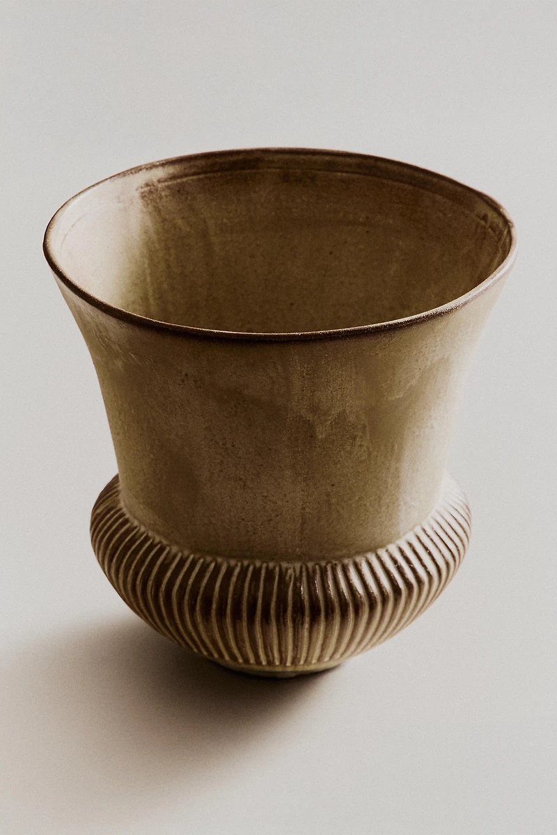 DECORATIVE CERAMIC VASE