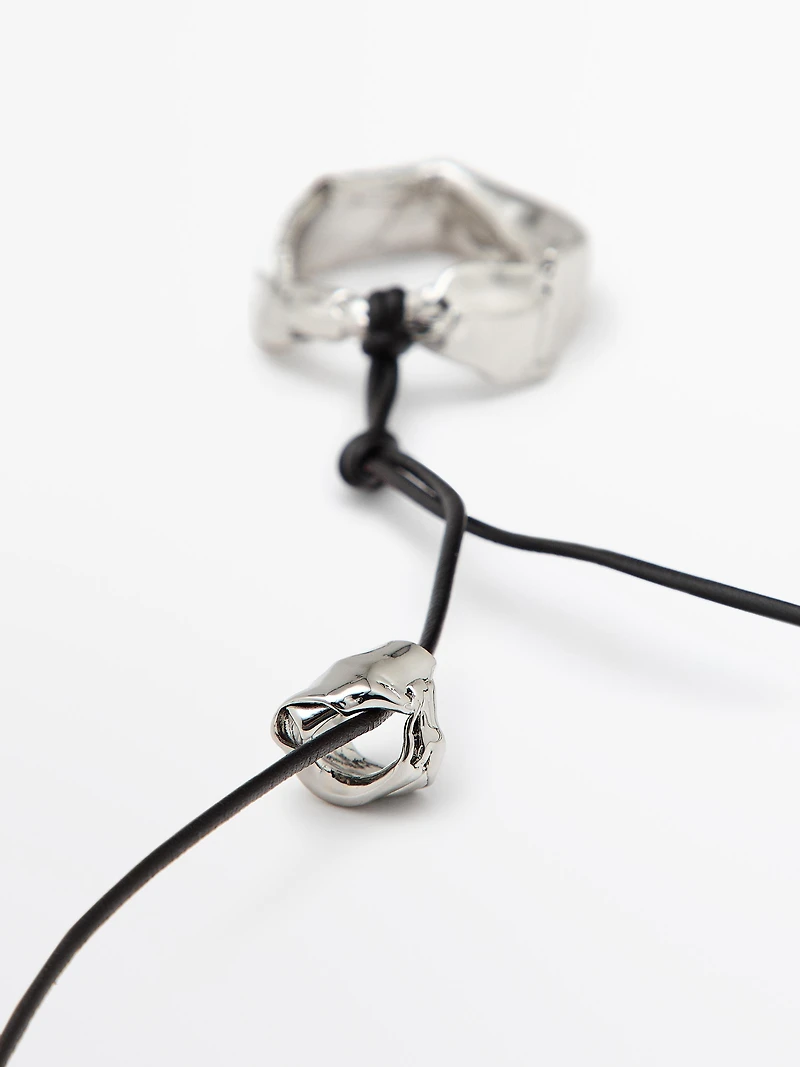 Pendentif en cuir avec pièce irrégulière