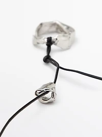 Pendentif en cuir avec pièce irrégulière