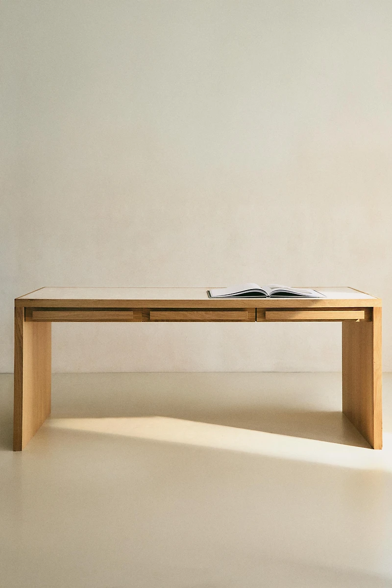 DESK 02
