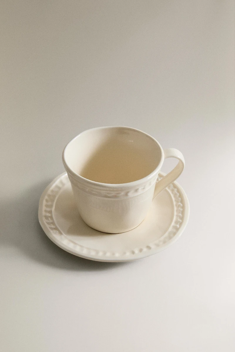 TASSE À CAFÉ ET SOUS-TASSE EN GRÈS À RELIEF